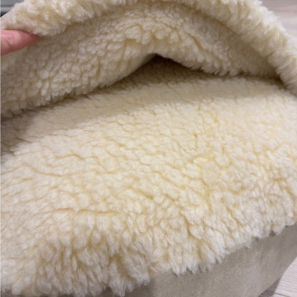 Pottery Barn Tan and Cream Dog Clam Shell Bed - Picture 2 of 5